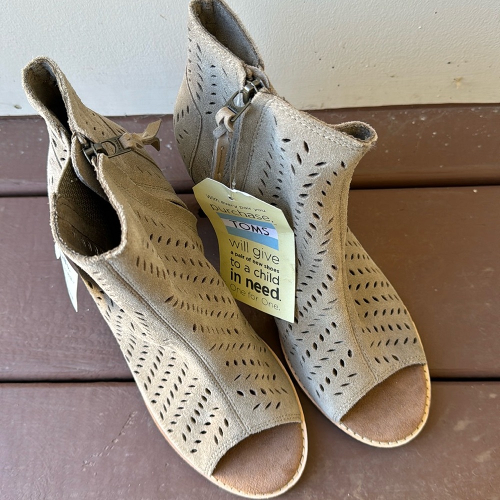NWT Toms opened toed heeled boots